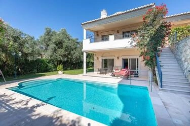 5 Bedroom Villa For Sale in Santa Bárbara de Nexe