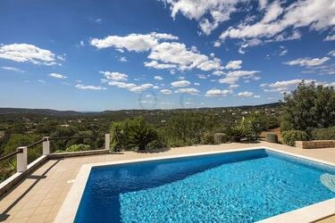 5 Bedroom Villa For Sale in Santa Bárbara de Nexe