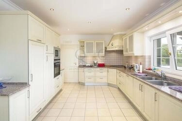 5 Bedroom Villa For Sale in Santa Bárbara de Nexe