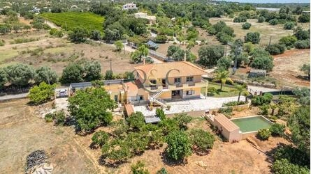 4 Bedroom Villa For Sale in Estoi