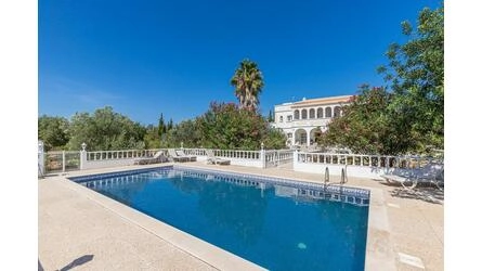 7 Bedroom Villa For Sale in Moncarapacho